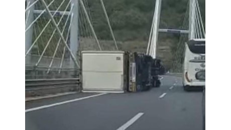 Maltempo: divieto di transito a veicoli telonati, furgonati e caravan su A2 per il forte vento