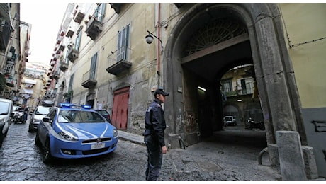 Napoli, controlli negozi e bar a Chiaia: sequestrati 617 bombolette di azoto