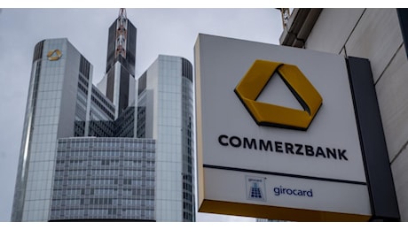 Titoli Commerzbank in forte calo, si teme il disimpegno da parte di Unicredit. Orcel: “Ha tempo per maturare”