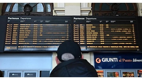 Decine di treni cancellati per lo sciopero, disagi da Roma a Milano. Come ottenere i rimborsi