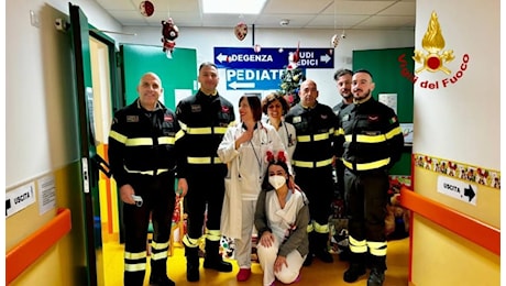 Oristano, Natale speciale in Pediatria grazie ai vigili del fuoco