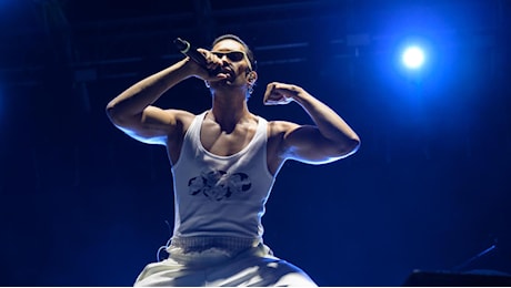 Mahmood si sfila dal concerto di Capodanno: Solidarietà a Tony Effe