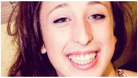 Margherita Salvucci travolta e uccisa da un'onda in vacanza mentre si scatta un selfie: la psichiatra 28enne su era laureata a Padova