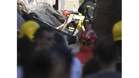 La tettoia della stazione e uccide otto persone. Tragedia a Novi Sad