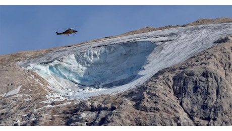 Una massa di circa 64.000 tonnellate di ghiaccio, acqua e rocce si stacca dalla parete travolgendo 11 persone e ferendone altre 7. Il crollo della Marmolada del 2022 è stata una tragedia climatica