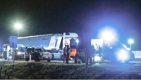 Tir tampona un pullman sull’Autosole. Dieci feriti e code fino a otto chilometri. Pomeriggio di disagi in corsia nord