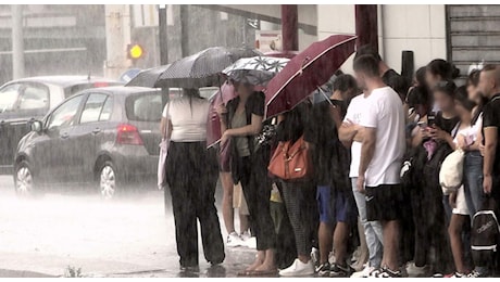 Bomba d'acqua a Roma, forte pioggia dall'Eur al centro: traffico in tilt. Allerta per 24/36 ore