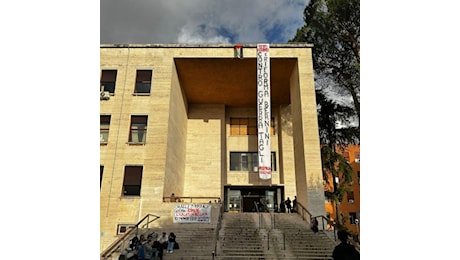 Sapienza, occupato il tetto di Lettere: la protesta degli studenti