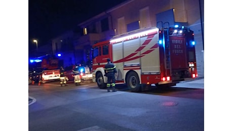 Camion che trasporta pancali a fuoco in A1