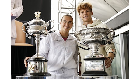 Sinner e Sabalenka, sorrisi ed emozioni al sorteggio degli Australian Open