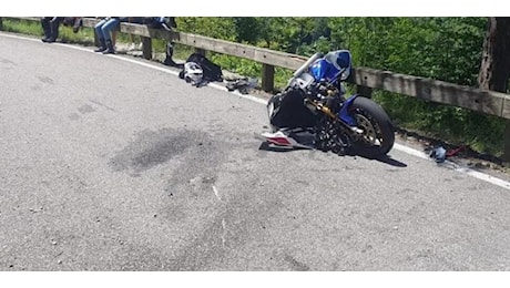 Due fratelli si scontrano in moto, uno cade in un dirupo e muore. Tragedia in provincia di Brescia