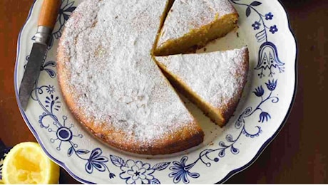 Scopri la torta irresistibile con ricotta e zucchero caramellato: senza burro e tutti ne vanno matti!