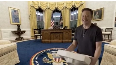 Elon Musk e la bizzarra foto col lavabo in mano alla Casa Bianca scatena il giallo. Ecco cosa vuole dire