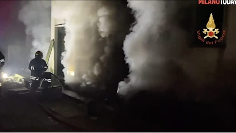 Grande incendio a Milano: fiamme e fumo per tutta la notte. Video