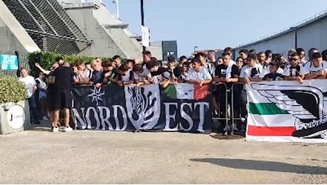 Juventus: è il giorno di Koopmeiners. Centinaia di tifosi bianconeri attendono il centrocampista olandese al JMedical