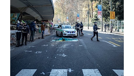 Una donna è stata travolta da un Tir mentre attraversa con i bambini