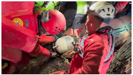 La speleologa è fuori. Incidente speleo nella Grotta Bueno Fonteno: Abbiamo i soccorritori più forti del mondo. Grazie CNSAS