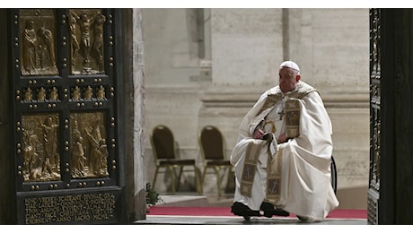 Papa Francesco apre la Porta Santa: la sedia a rotelle e il precedente di Giovanni Paolo II. La speranza non è quieto vivere