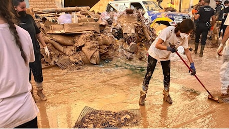 Alluvione di Valencia, tra i giovani italiani che spalano il fango: “Basta con le bugie sulla generazione pigra”