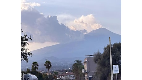 Emergenza cenere dell'Etna a Catania: vietate moto e bici. Riapre l'aeroporto