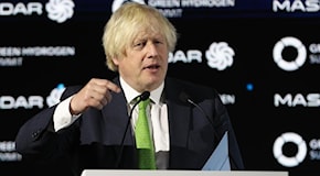 Elezioni Inghilterra: Boris Johnson bloccato al seggio perché senza documento. Ma lui ringrazia gli scrutatori