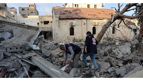 Gaza, bombardato un ospedale. Hamas: ennesimo crimine di Israele. Da inizio guerra colpiti 35 ospedali