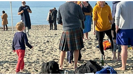 Bagno di Capodanno a Napoli: le famiglie di Gilmour e McTominay in kilt sulla spiaggia