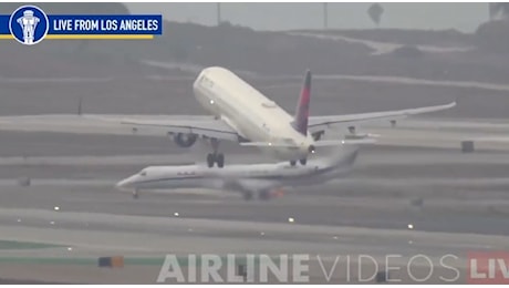 Incidente sfiorato all’aeroporto di Los Angeles: due aerei rischiano di scontrarsi [VIDEO]