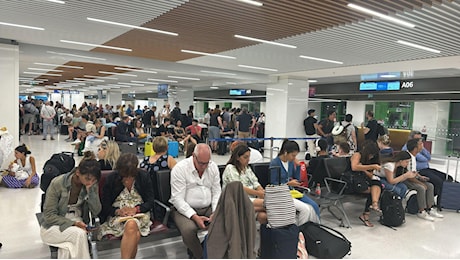 Caos voli, ritardi e cancellazioni in aeroporti milanesi: la situazione