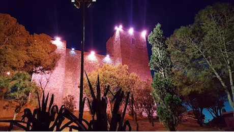 La rocca di Talamone si illumina di rosa: «Prevenzione essenziale nella lotta contro il tumore al seno»