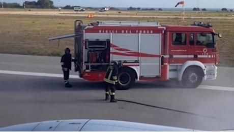 Aeroporto Brindisi, fiammata dal motore dell'aereo. «Un boato fortissimo, a bordo è scoppiato il panico»