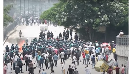 Bangladesh, la repressione violenta delle manifestazioni degli studenti universitari: decine di morti e centinaia di feriti