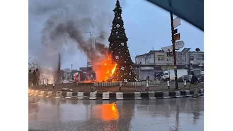 Siria, miliziani bruciano un albero di Natale. Esplodono le proteste dei cristiani a Damasco