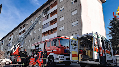 Settimo Torinese, casa in fiamme: muore una 50enne. Incendio divampato per una sigaretta