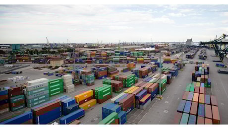 L’export della Cina verso gli Usa crolla dopo i dazi del 145%: in aprile -17%. Nel weekend negoziati in Svizzera