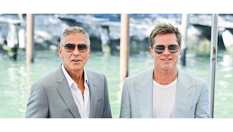 Brad Pitt e George Clooney sono arrivati alla Mostra per Wolfs, ed è subito show tra amici