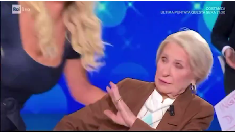 Valeria Marini cerca di darle un bacio, ma la madre si tira indietro