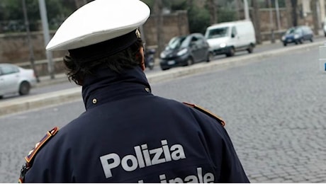 Vigile travolto da un'auto mentre fa attraversare i bambini davanti a una scuola di Milano: è grave