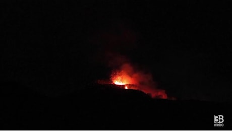 Cronaca diretta - Etna, tremore in salita: l'attività stromboliana a mezzanotte - Video