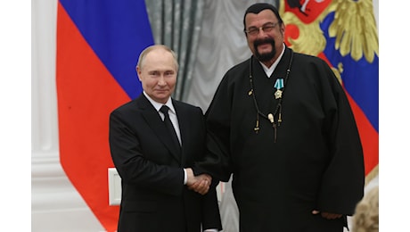 La Russia pronta a mandare Steven Seagal in guerra contro l’Ucraina: “Morirei per Putin”