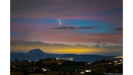 Lo spettacolo della cometa immortalata sul cielo sopra il monte San Vicino