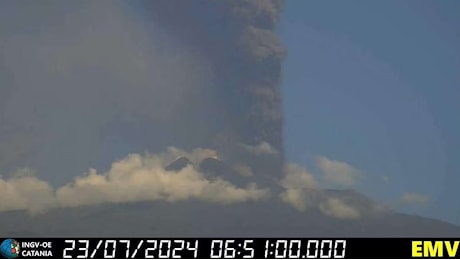Etna in eruzione, chiuso l’aeroporto di Catania, tanti voli dirottati