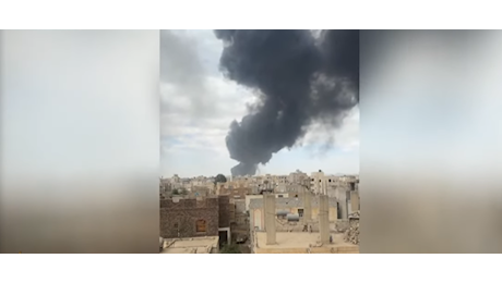 Medio Oriente, raid israeliani contro l’aeroporto yemenita di Sanaa. Trump annuncia: “Gli Houthi si sono arresi”
