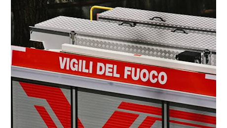 Incendio Roma, in fiamme un capannone industriale a San Basilio: fumo visibile a distanza