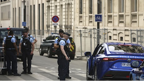 Parigi: arrestato ristoratore che ha preso in ostaggio i suoi dipendenti