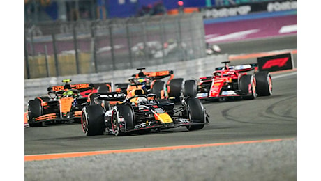 GP del Qatar: Verstappen trionfa nel caos davanti a Leclerc, sesto Sainz