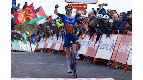 Vuelta a España 2024, Eddie Dunbar fa doppietta e conquista anche il Picón Blanco! Primoz Roglic 3° e saldamente in rosso