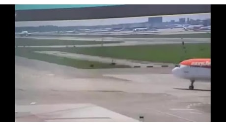 Incidente a Milano Malpensa, aereo in decollo striscia la coda sulla pista per centinaia di metri, il VIDEO del tail strike