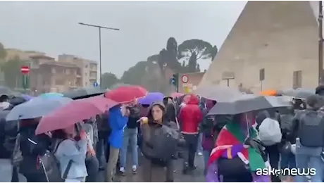 Roma, la protesta pro-Palestina sotto la pioggia