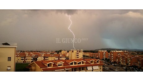 Pioggia intensa da ore, allerta meteo fino a stasera: scuole chiuse